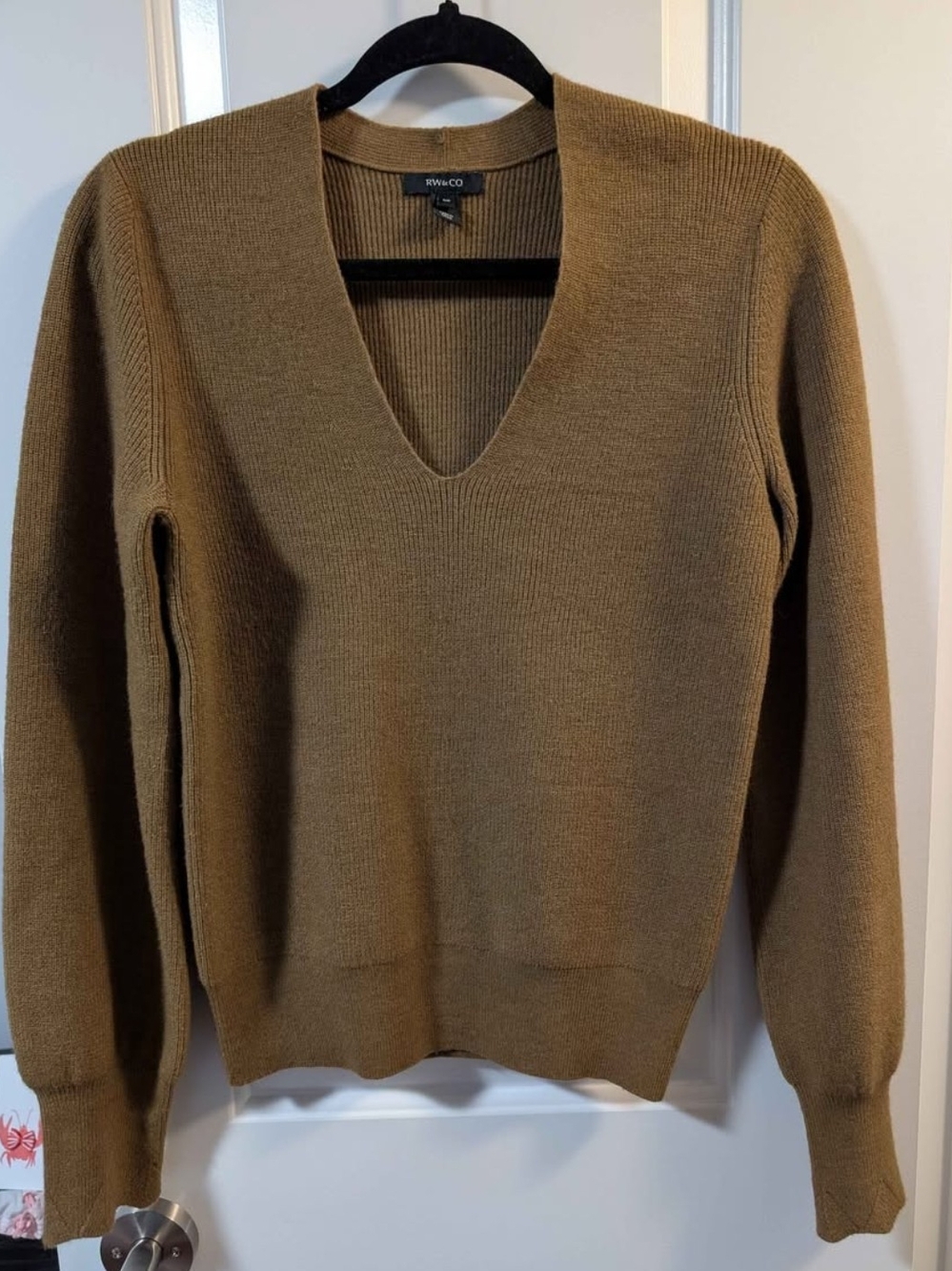 RW&CO V‑Neck Knit Sweater in Camel Brown